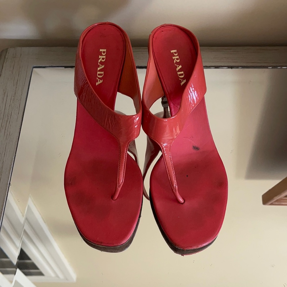 Coral Prada sandal mule in patent leather.